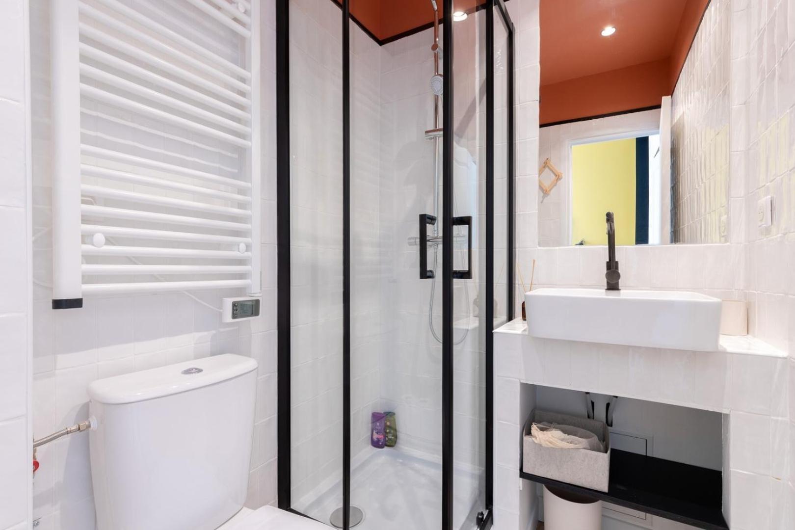 - App Art Deco Equipped For 2!